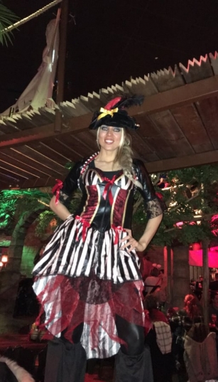 Déambulation echasses Pirate à Dijon